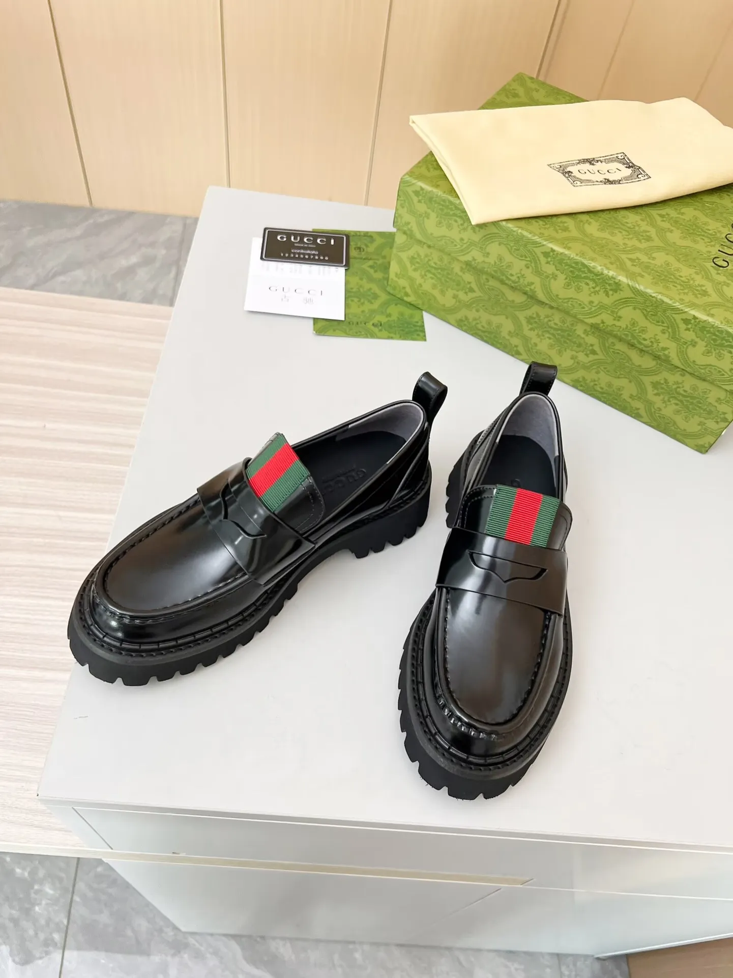 👟👟Ex-factory price 480👟👟 The latest Gucci GUCCI loafers at the counter. They are mainly matched with various styles of trendy clothes to highlight their fashion. ✅ A must-have recommended ➡️ Especially easy to put on and take off. Fabric: cowhide, open edge beads. Inner/foot pads: cow lining. Color: black. Size: 34-41 (34, 41 need to be customized). Heel height: 5cm. Outsole: Foam outsole material ✅ Equipped with cloth bag and card